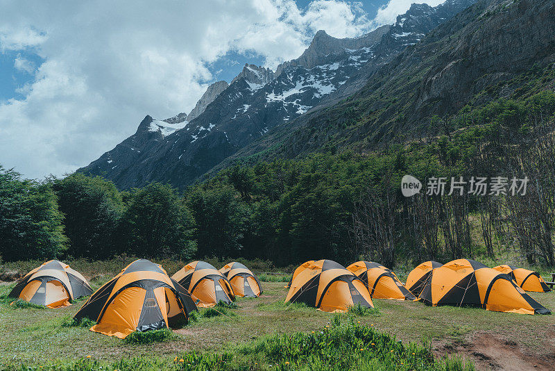 在Torres del Paine国家公园的山中露营的风景